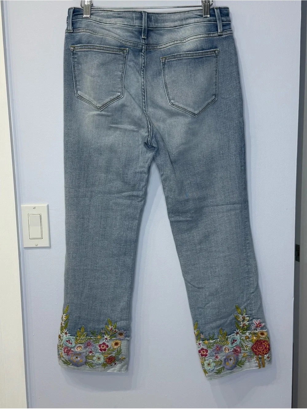 Driftwood Colette floral embroidered jeans. Size 29. Excellent condition! - Picture 2 of 8